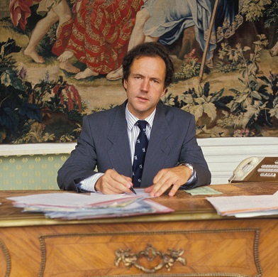 Portrait du médecin et homme politique Louis Albrand à son bureau