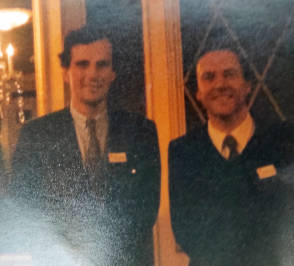 Le Dr Albrand avec le Premier ministre Michel Barnier dans le bureau de la ministre Simone Veil.